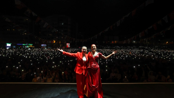 Antalya’da On Binlerce Kişi Candan Erçetin’le “Yaşasın Cumhuriyet” Dedi - Mega TV megatv.com .tr 740420 14 6 - Mega TV