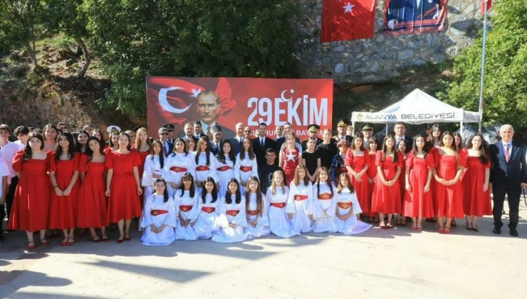 Cumhuriyetimizin 102. Yılı Kutlamaları Tebrikat ve Törenlerle Coşkuyla Kutlandı