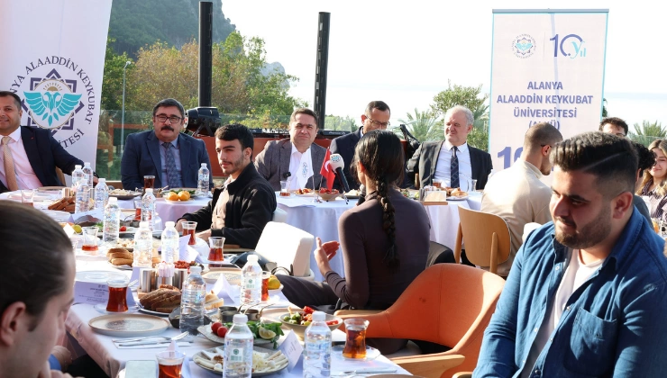 ALKÜ Rektörü Türkdoğan, Öğrencilerle Kahvaltıda Buluştu - Mega TV megatv.com .tr 740420 4 6 - Mega TV