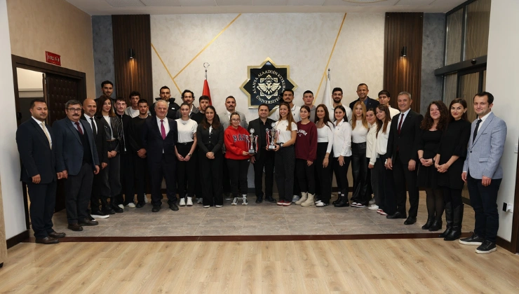 ALKÜ’nün Şampiyon Sporcuları Kupalarıyla Rektör Türkdoğan’ı Ziyaret Etti - Mega TV Alanya Mega Tv 4 4 - Mega TV