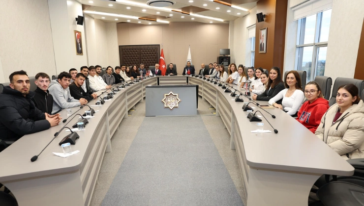 ALKÜ’nün Şampiyon Sporcuları Kupalarıyla Rektör Türkdoğan’ı Ziyaret Etti - Mega TV Alanya Mega Tv 5 4 - Mega TV