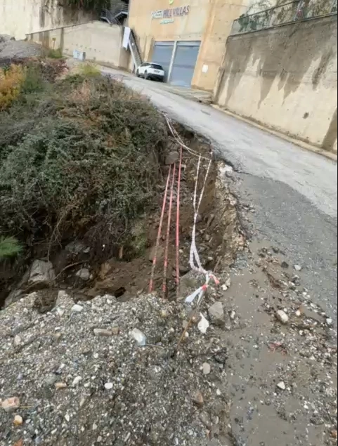Tepe Mahallesi’nde Yol Çöktü: ''Vatandaşlar Uyarıyor, Risk Her Geçen Gün Artıyor'' - Mega TV alanya yol cokmesi 2 - Mega TV