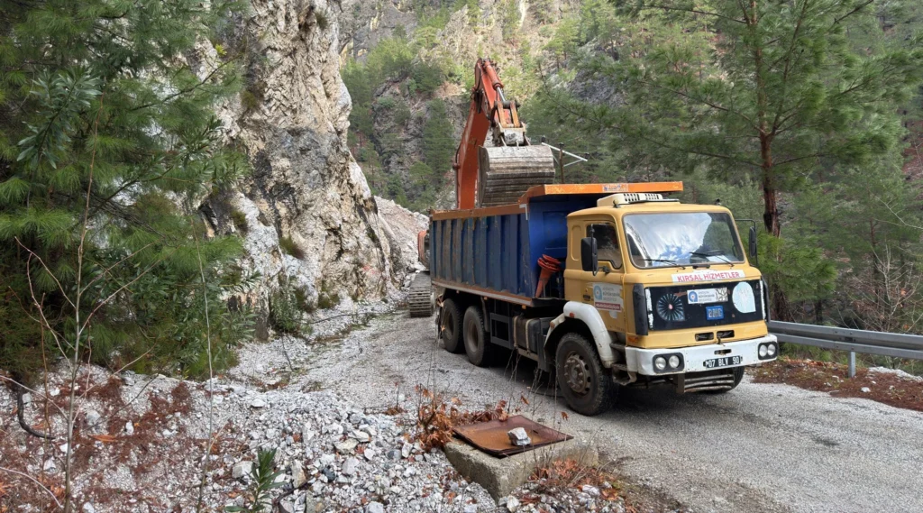 Büyükşehir’den Hızlı Müdahale: Heyelan Nedeniyle Kapanan Yol Açıldı - Mega TV antalya alanya 1 e1769689553635 - Mega TV