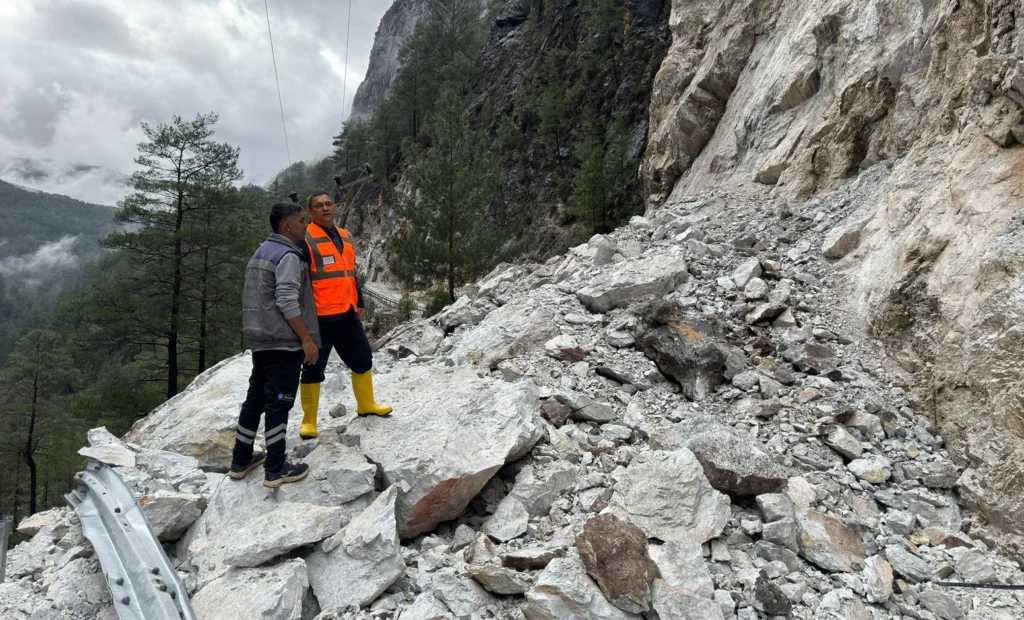 Büyükşehir’den Hızlı Müdahale: Heyelan Nedeniyle Kapanan Yol Açıldı - Mega TV antalya alanya 2 e1769689527282 - Mega TV