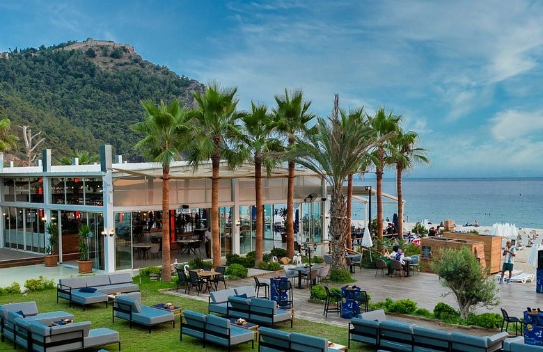 Alanya’da Occo İhalesinde Gerginlik, Özçelik’ten Çantacılara Geçit Yok - Mega TV occo beach club lounge - Mega TV
