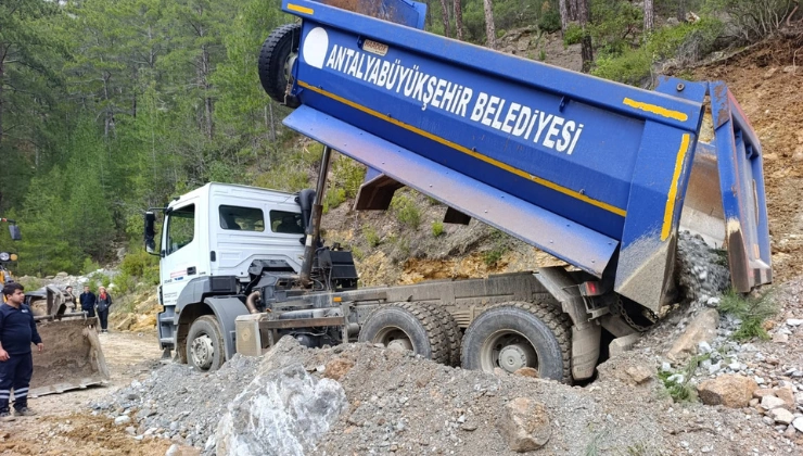 Alanya'da Yolları Açık Tutmak İçin Ekipler Seferber Oldu - Mega TV Alanya Mega Tv 98 1 - Mega TV