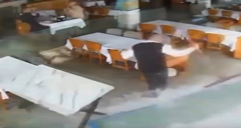 Alanya’da Dev Dalgalar Sahile Vurdu: Restoranı Sular Yuttu