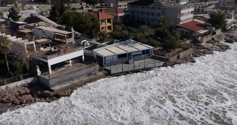 Alanya'da Dev Dalgalar Sahile Vurdu: Restoranı Sular Yuttu - Mega TV alanya da dalgalar 2 - Mega TV