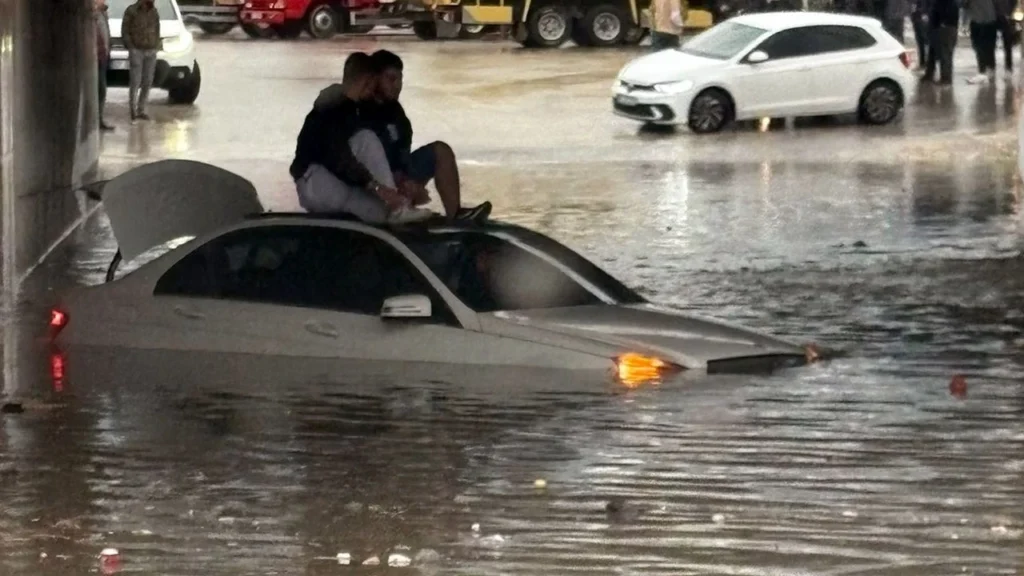 Antalya'ya AFAD’tan Kritik Yağış Uyarısı: O Bölgelerden Uzak Durun! - Mega TV antalya yagis 1 2 - Mega TV