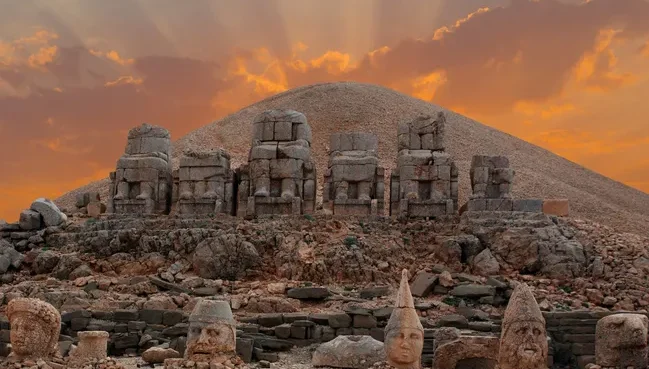 2 Bin Yıldır Açılmayan Zirve: Nemrut Dağı’nda Dev Sır Perdesi