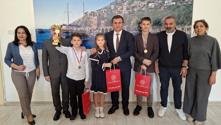 Alanya’da Gurur Veren Başarı: Uluslararası Şiir Yarışmasında Türkiye Birinciliği - Mega TV Alanya haber 23 - Mega TV