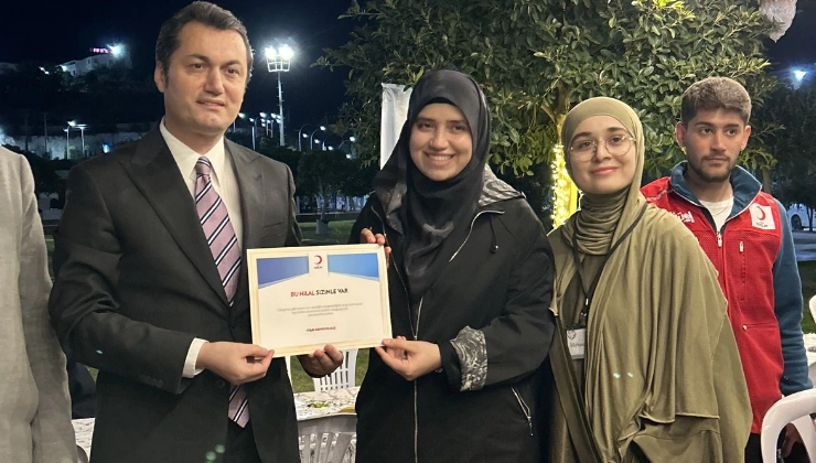 Alanya'da Kübra Sarıca’ya Ramazan Çalışmaları İçin Anlamlı Plaket - Mega TV Alanya haber 26 1 - Mega TV