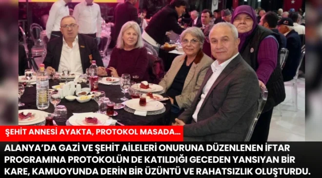 ŞEHİT ANNESİ AYAKTA, PROTOKOL MASADA… BU KARE VİCDANLARI SIZLATTI;