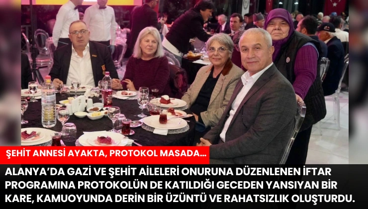 ŞEHİT ANNESİ AYAKTA, PROTOKOL MASADA… BU KARE VİCDANLARI SIZLATTI;