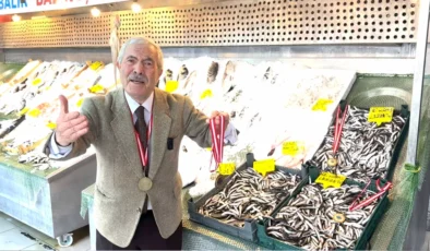 Balıkçı Kenan Hamsiye Madalya Taktı