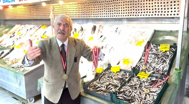 Balıkçı Kenan Hamsiye Madalya Taktı