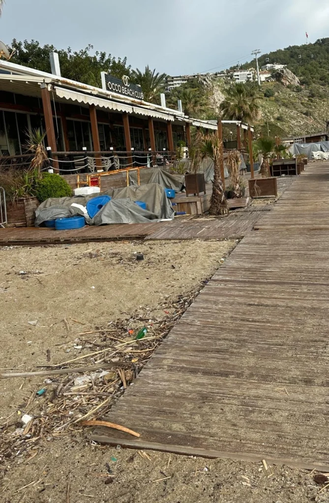 Alanya’nın Göz Bebeği Çöplüğe Döndü: Occo Beach Club 3 Aydır Atıl - Mega TV alanya occo beacch 1 e1775550357204 - Mega TV