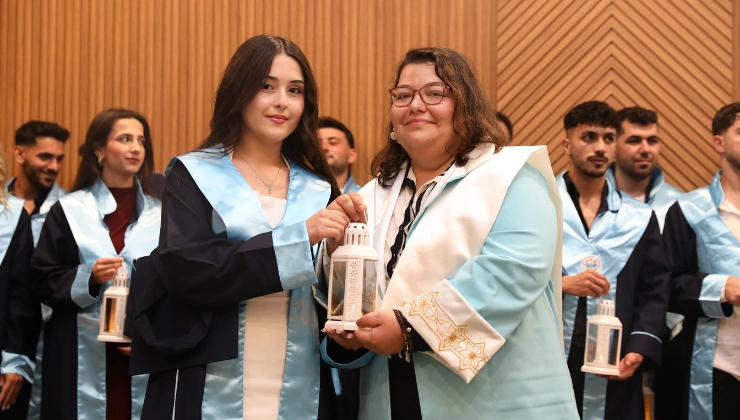 ALKÜ’de Mezuniyet Heyecanı: Hemşireler Işıklarını Aldı, Fizyoterapistler Beyaz Önlük Giydi - Mega TV Alanya haber 2026 05 15T095940.598 - Mega TV