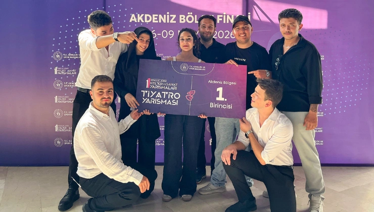 “ALKÜ Tiyatro Topluluğu’ndan Büyük Başarı: ‘Nasılsın?’ Oyunu Türkiye Yarı Finallerine Yükseldi” - Mega TV Alanya haber 98 1 - Mega TV