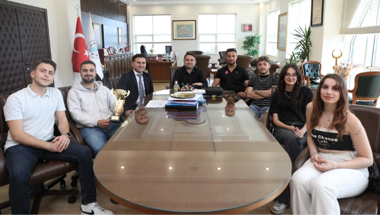 “ALKÜ Tiyatro Topluluğu’ndan Büyük Başarı: ‘Nasılsın?’ Oyunu Türkiye Yarı Finallerine Yükseldi” - Mega TV Alanya haber 99 1 - Mega TV