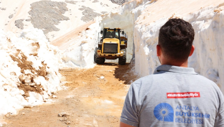 Gündoğmuş’ta Haziran Sürprizi: 10 Metrelik Kar Yolları Kapattı - Mega TV Alanya haber 2026 06 08T130658.917 - Mega TV