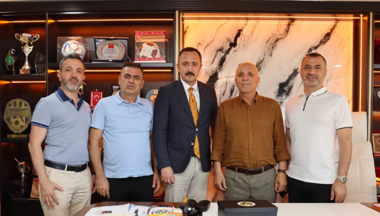 AMELİYAT SONRASI İLK KEZ KAMUOYU KARŞISINDA HASAN ÇAVUŞOĞLU ALANYASPOR’DA MİSAFİRİNİ AĞIRLADI - Mega TV Alanya haber 2026 06 24T162207.660 - Mega TV