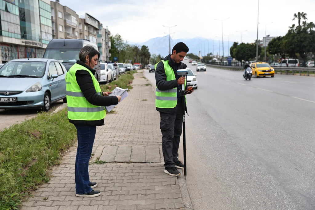 Antalya Trafiğine Neşter: Gazi Bulvarı Yeniden Düzenleniyor - Mega TV Gazi Bulvarinda trafik akisini rahatlatacak calisma baslatildi 5 - Mega TV