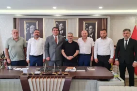 BÜYÜKKILIÇ, KAYSERİSPOR HEYETİ İLE BİRLİKTE DEPREMZEDE AİLEYİ ZİYARET ETTİ - Mega TV thumbnail