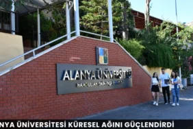 Alanya'da Tepki Çeken Görüntüler! Yabancı Uyruklu Şahıs Devlete Hakaret Etti - Mega TV thumbnail