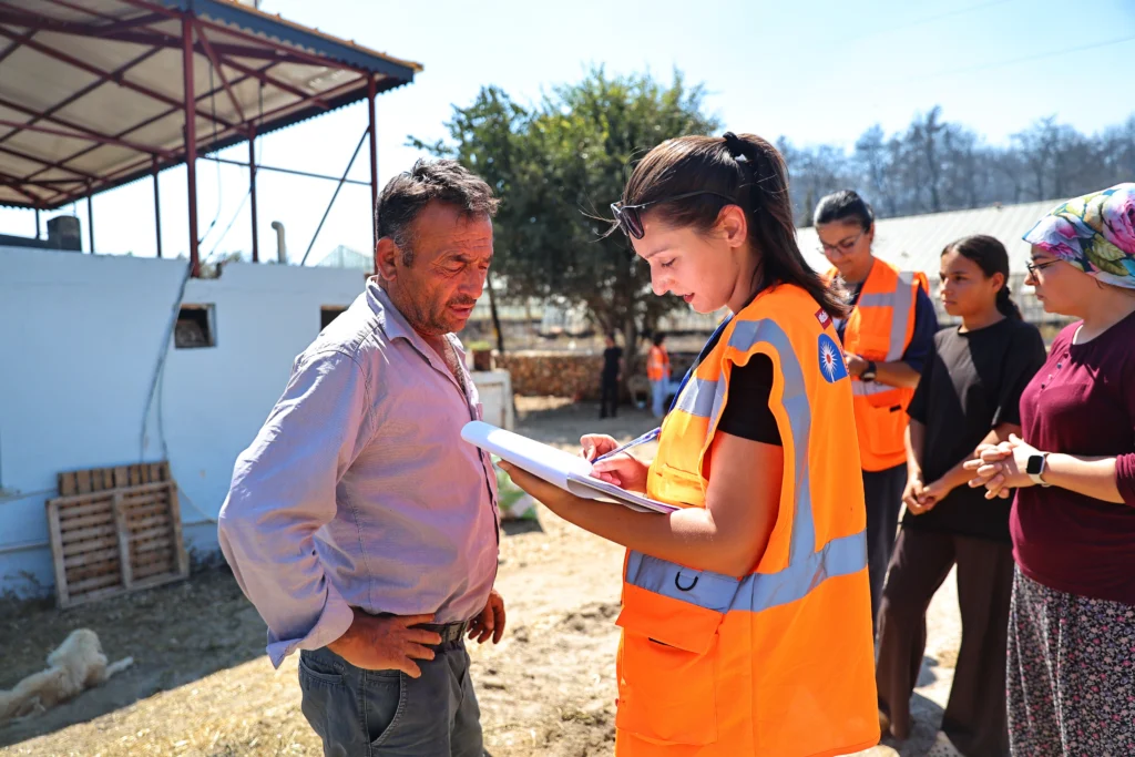Antalya Büyükşehir Belediyesi yangınzedelerin yanında - Mega TV Antalya Buyuksehir Belediyesi yangindan etkilenen vatandaslarin yaninda 22 - Mega TV