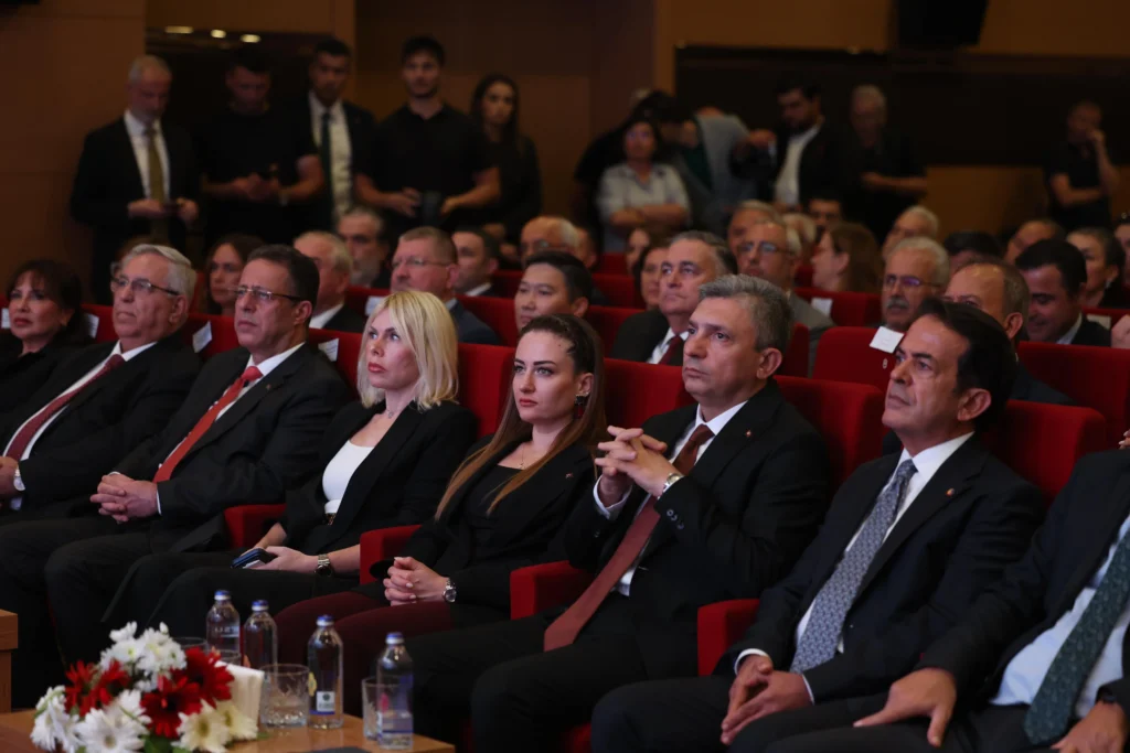 Büşra Özdemir: “Suyu korumak Antalya’nın geleceğini korumaktır” - Mega TV Baskan Vekili Busra Ozdemir Antalya Su Zirvesine katildi 5 - Mega TV