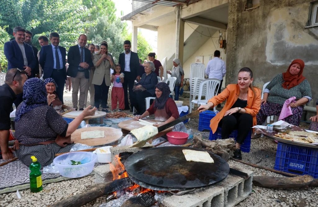 Antalya Büyükşehir Belediyesi’nden Serikli üreticilere dijital sensör desteği - Mega TV Baskan Vekili Ozdemir Serik ziyaret 1 - Mega TV