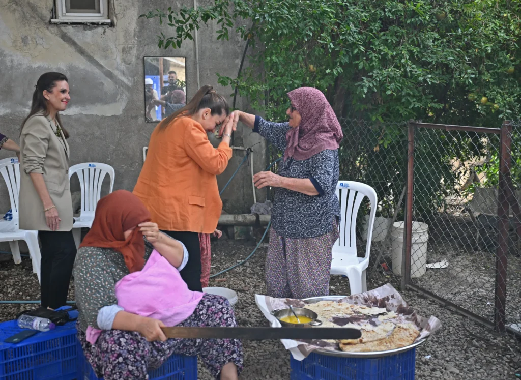 Antalya Büyükşehir Belediyesi’nden Serikli üreticilere dijital sensör desteği - Mega TV Baskan Vekili Ozdemir Serik ziyaret 9 - Mega TV