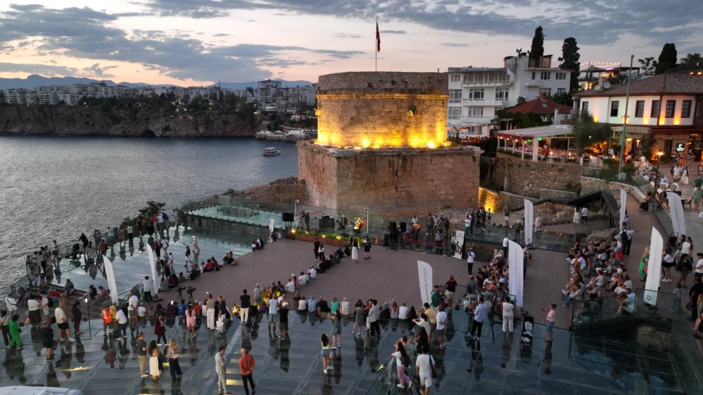 Hıdırlık Kulesi’nde gün batımına Zefir Trio eşlik etti - Mega TV Hıdırlık Kulesi’nde gün batımına Zefir Trio eşlik etti