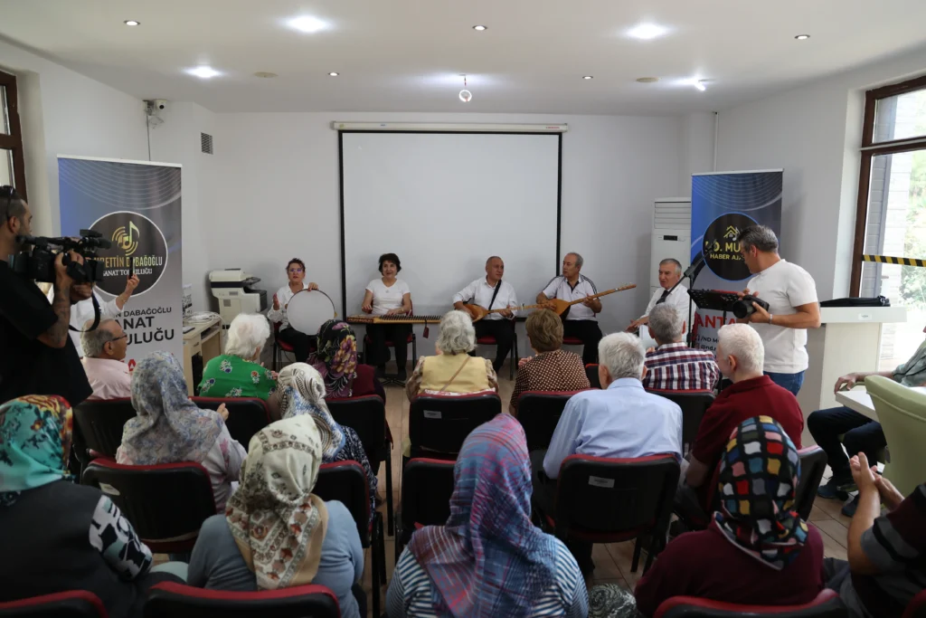 Mavi Ev’de Alzheimer farkındalığı - Mega TV Mavi Ev alzheimer hastalarina ve yakinlarina moral oluyor 11 - Mega TV