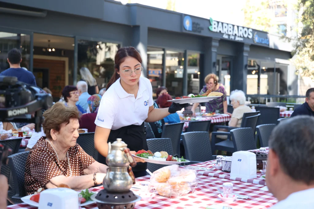 Mavi Ev’de Alzheimer farkındalığı - Mega TV Mavi Ev alzheimer hastalarina ve yakinlarina moral oluyor 5 - Mega TV