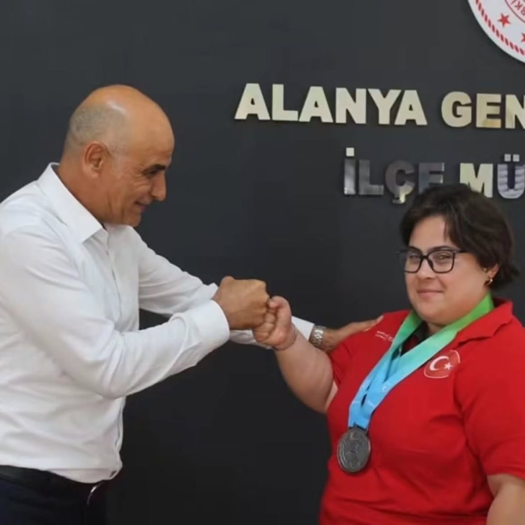 Turkiyenin ilk Down sendromlu Antrenorluk bolumu mezunuilk Eys Antrenorumuz Atletizm Ozel sp 2 - Mega TV
