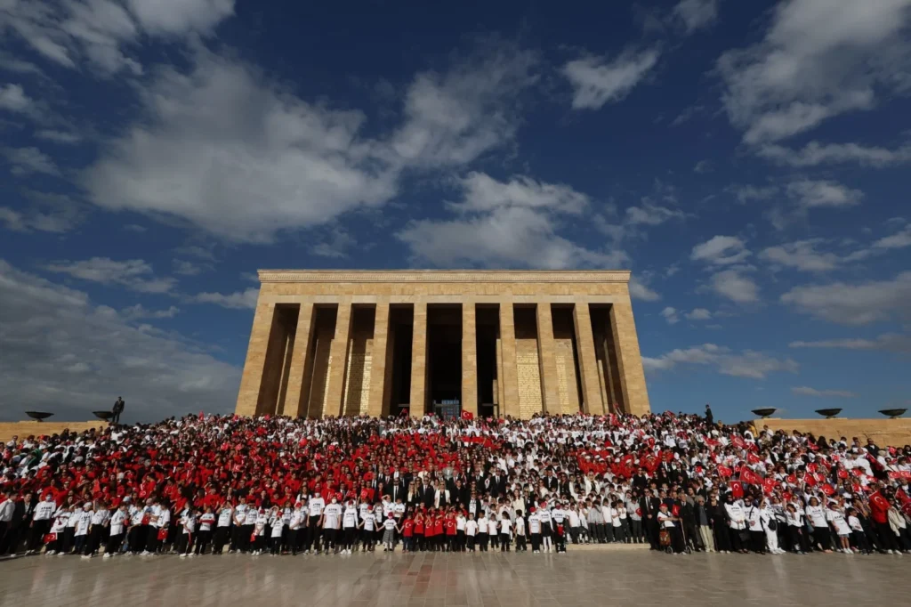 LÖSEV, Türkiye’yi Anıtkabir’e davet ediyor