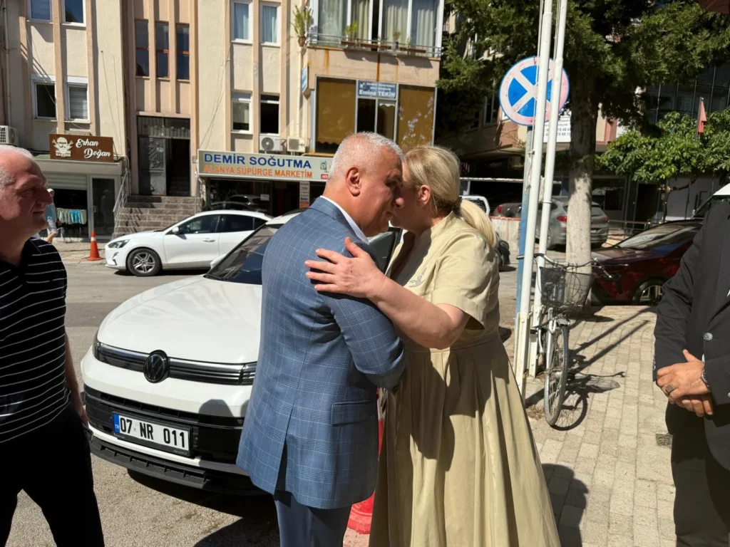 Erdem’den Kent Konseyi’ne ziyaret - Mega TV Erdem’den Kent Konseyi’ne ziyaret