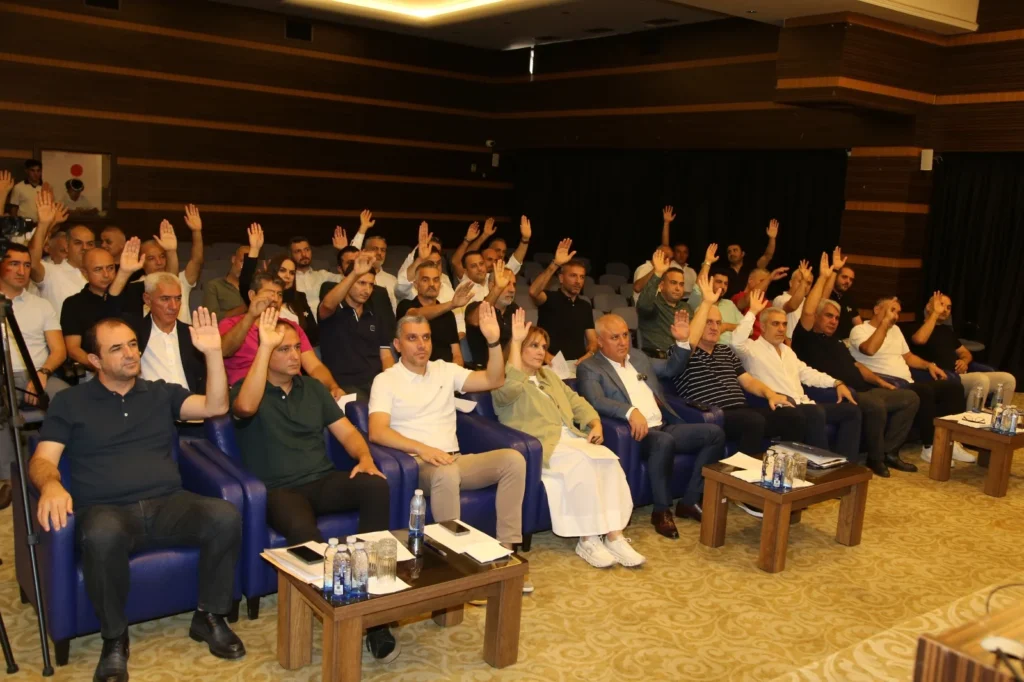 Erdem ve Kural’dan anlamlı plaket - Mega TV Erdem ve Kural’dan anlamlı plaket