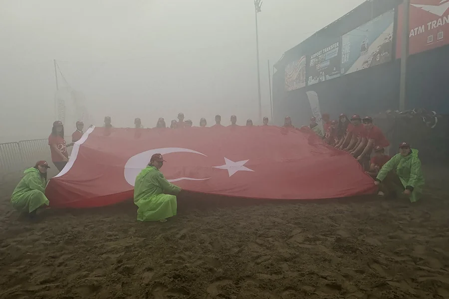 ALKÜ öğrencilerinden Dünya Şampiyonası’nda Cumhuriyet coşkusu - Mega TV ALKU OGRENCILERINDEN DUNYA SAMPIYONASINDA CUMHURIYET COSKUSU 3 - Mega TV