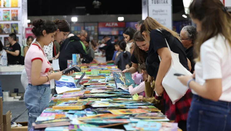 Antalya Kitap Fuarı’na üçüncü günde yoğun ilgi - Mega TV Alanya haber 11 1 - Mega TV