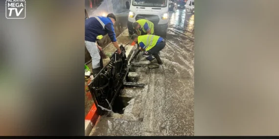 Antalya Büyükşehir Belediyesi sağanak yağışa karşı 478 personel ve 347 iş makinesiyle sahada