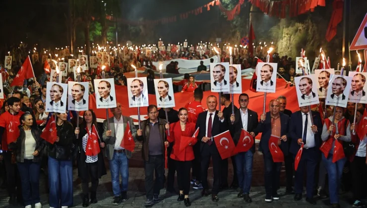 Antalya’da Cumhuriyet coşkusu: On binlerce kişi Semicenk konserinde buluştu - Mega TV Antalya’da Cumhuriyet coşkusu: On binlerce kişi Semicenk konserinde buluştu