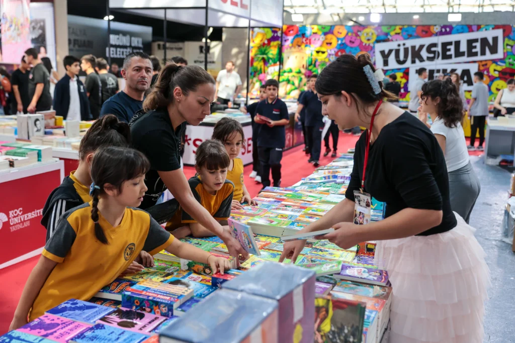 Antalya Kitap Fuarı’na ilgi sürüyor - Mega TV Antalya Kitap Fuarı’na ilgi sürüyor
