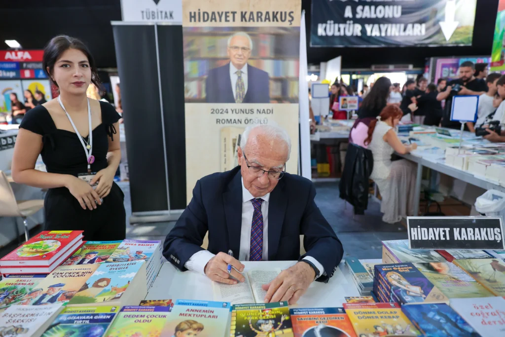 Antalya Kitap Fuarı’na ilgi sürüyor - Mega TV Antalya Kitap Fuarina Ogretmenlerden Tam Not 11 - Mega TV