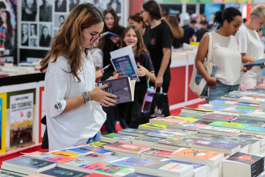 Antalya Kitap Fuarina Ogretmenlerden Tam Not 19 - Mega TV