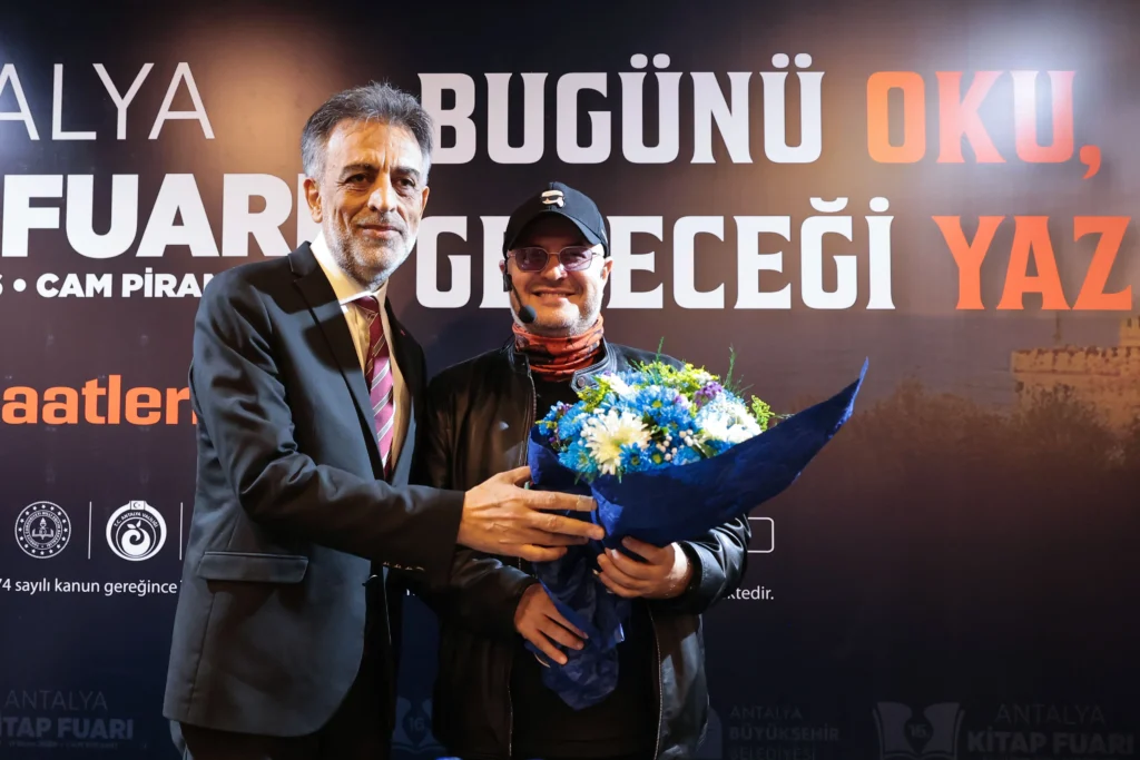 Antalya Kitap Fuarinda imza ve soylesi yogunlugu 15 - Mega TV