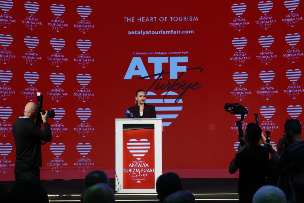 Büşra Özdemir’den Antalya turizmi mesajı: “Antalyalıların refahı artmalı” - Mega TV Baskan Vekili Busra Ozdemir Antalya Turizm Fuarinda konustu 4 - Mega TV