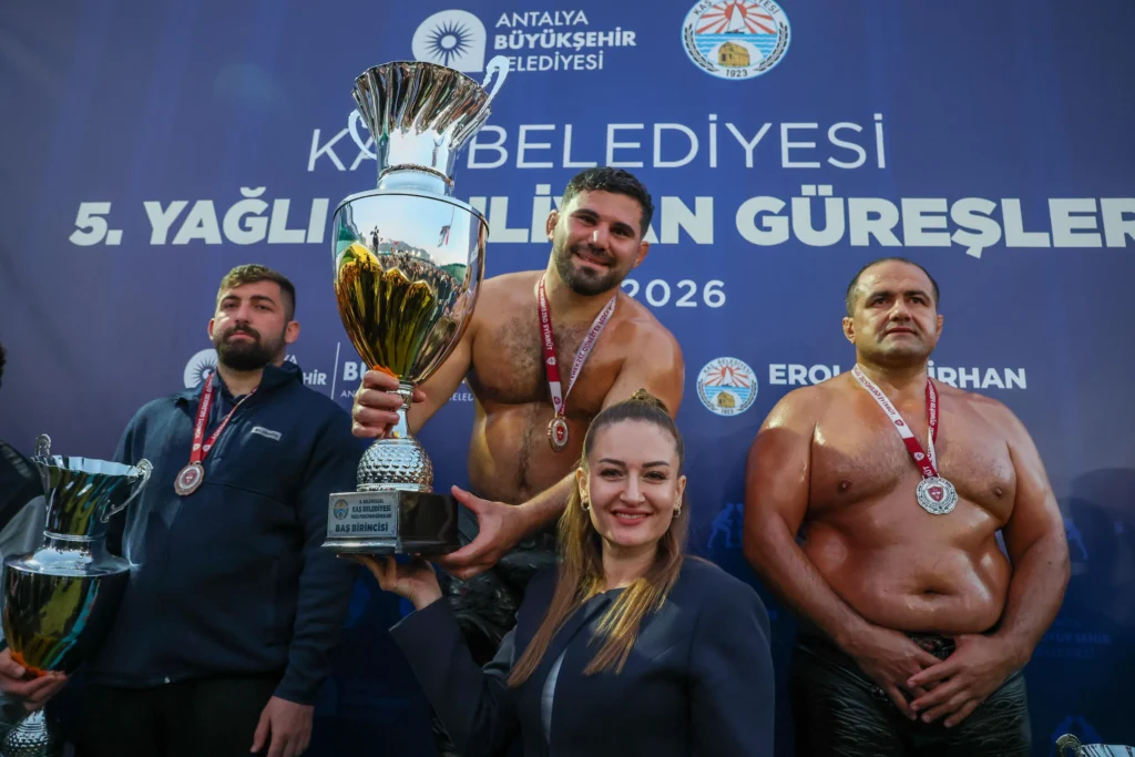 Baskan Vekili Busra Ozdemir kadin muhtarlarla guresleri izledi2 15 - Mega TV